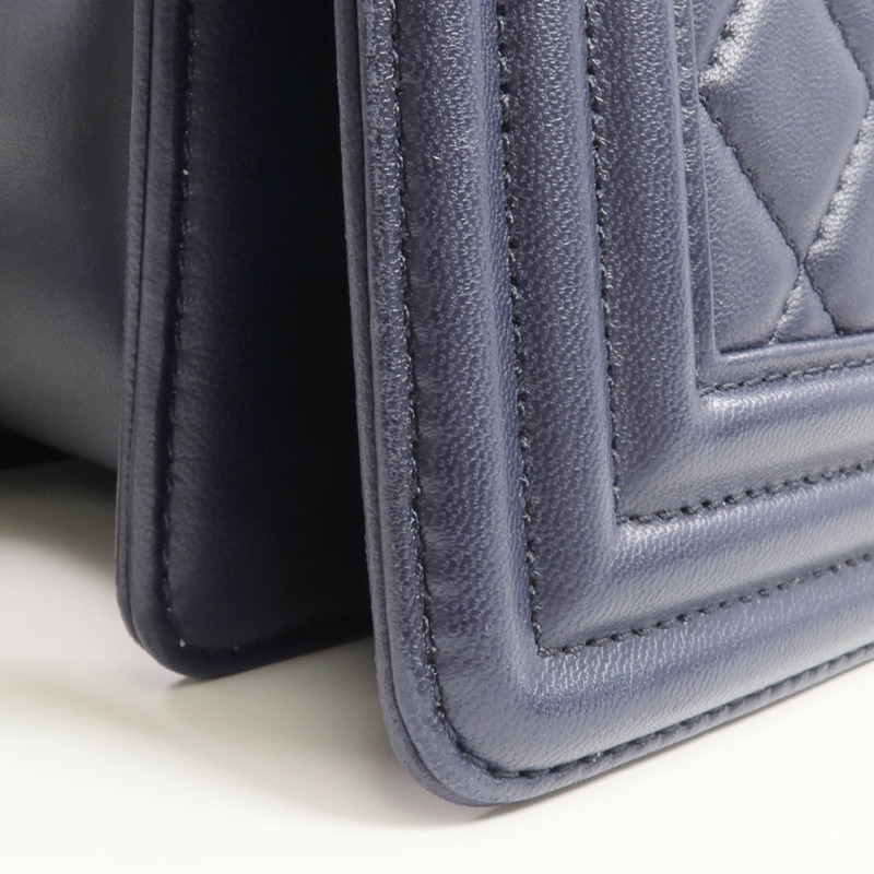 CHANEL 羊皮皮革Boy 25金扣鏈帶肩背袋-16