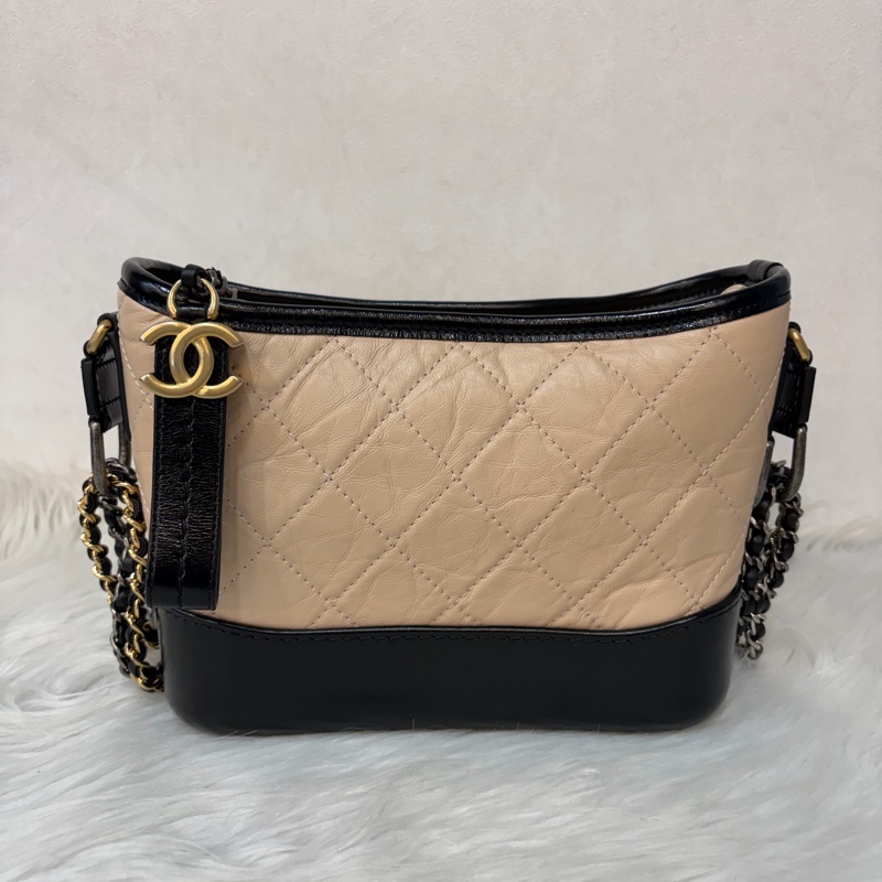 CHANEL A91810 AS0865 gabrielle HOBO 20公分 奶茶黑色撞色斜背包流浪包 小號-1