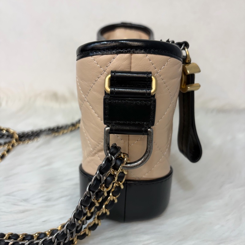 CHANEL A91810 AS0865 gabrielle HOBO 20公分 奶茶黑色撞色斜背包流浪包 小號-2