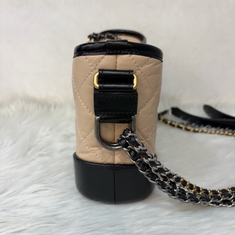 CHANEL A91810 AS0865 gabrielle HOBO 20公分 奶茶黑色撞色斜背包流浪包 小號-4