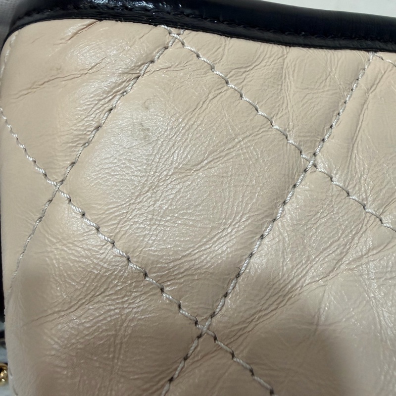 CHANEL A91810 AS0865 gabrielle HOBO 20公分 奶茶黑色撞色斜背包流浪包 小號-6