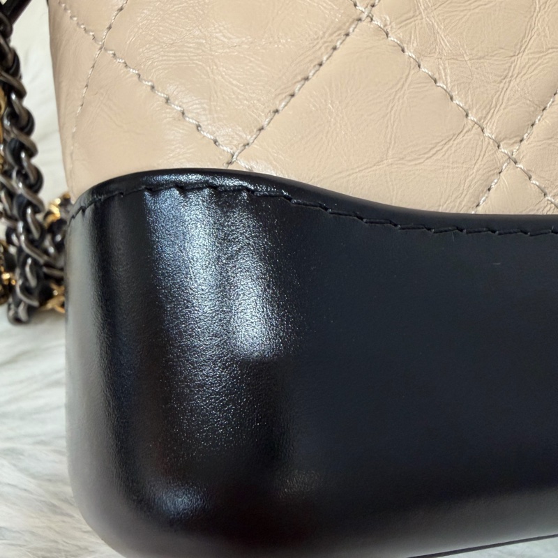 CHANEL A91810 AS0865 gabrielle HOBO 20公分 奶茶黑色撞色斜背包流浪包 小號-11