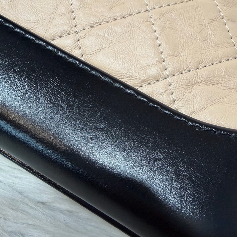 CHANEL A91810 AS0865 gabrielle HOBO 20公分 奶茶黑色撞色斜背包流浪包 小號-12