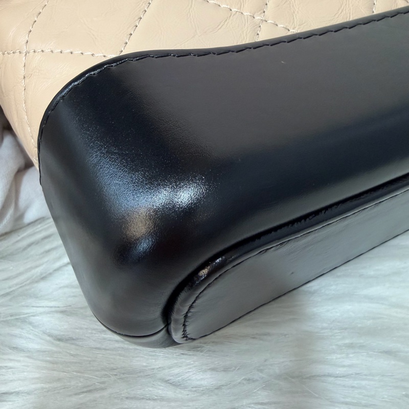 CHANEL A91810 AS0865 gabrielle HOBO 20公分 奶茶黑色撞色斜背包流浪包 小號-14