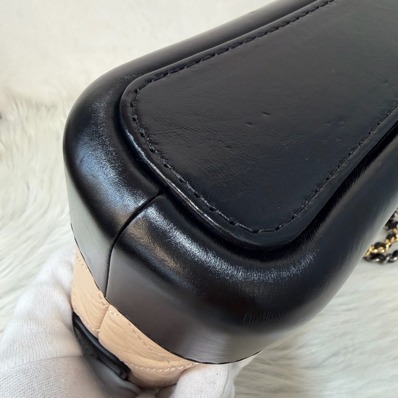 CHANEL A91810 AS0865 gabrielle HOBO 20公分 奶茶黑色撞色斜背包流浪包 小號-15