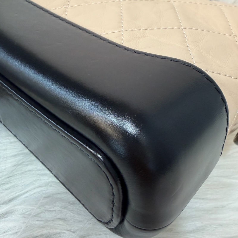 CHANEL A91810 AS0865 gabrielle HOBO 20公分 奶茶黑色撞色斜背包流浪包 小號-21