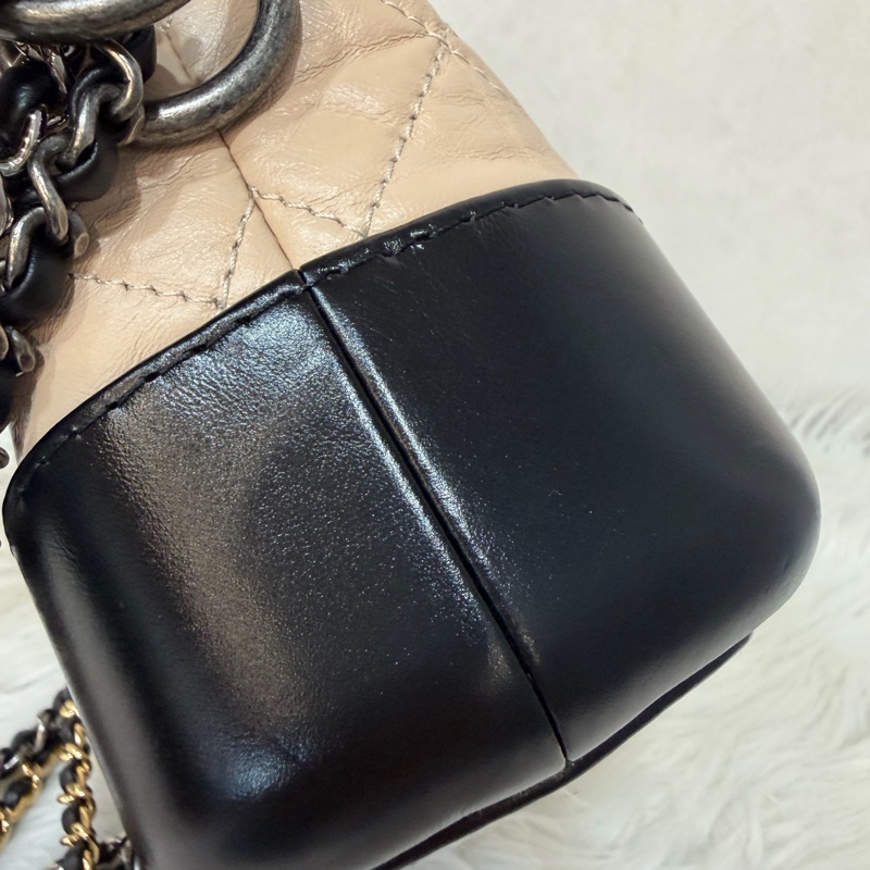 CHANEL A91810 AS0865 gabrielle HOBO 20公分 奶茶黑色撞色斜背包流浪包 小號-29