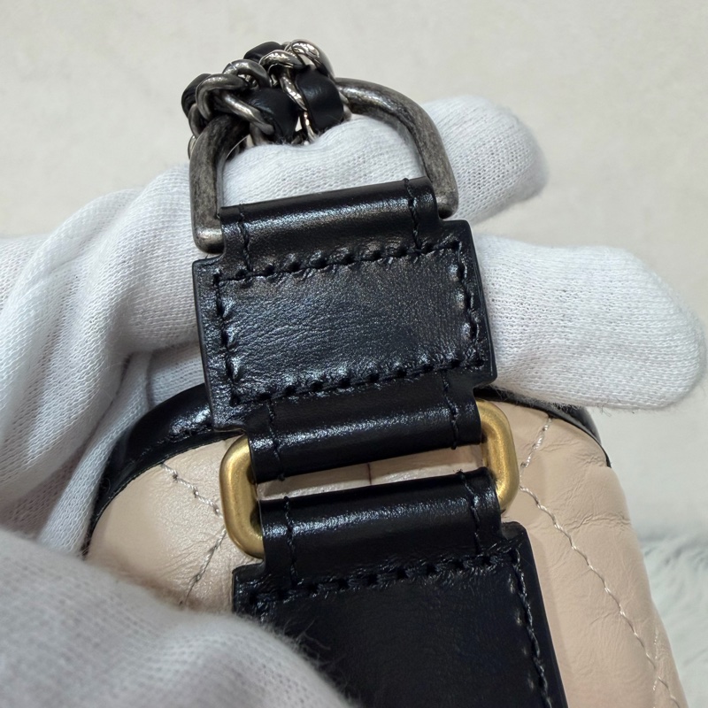 CHANEL A91810 AS0865 gabrielle HOBO 20公分 奶茶黑色撞色斜背包流浪包 小號-32