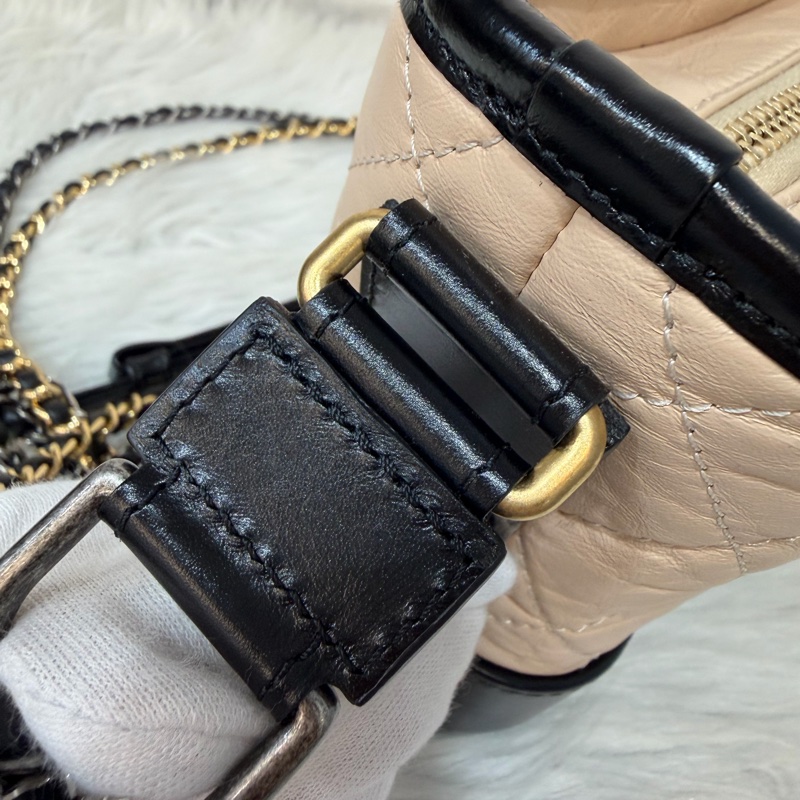 CHANEL A91810 AS0865 gabrielle HOBO 20公分 奶茶黑色撞色斜背包流浪包 小號-33