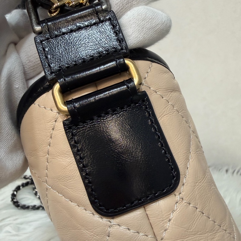 CHANEL A91810 AS0865 gabrielle HOBO 20公分 奶茶黑色撞色斜背包流浪包 小號-34