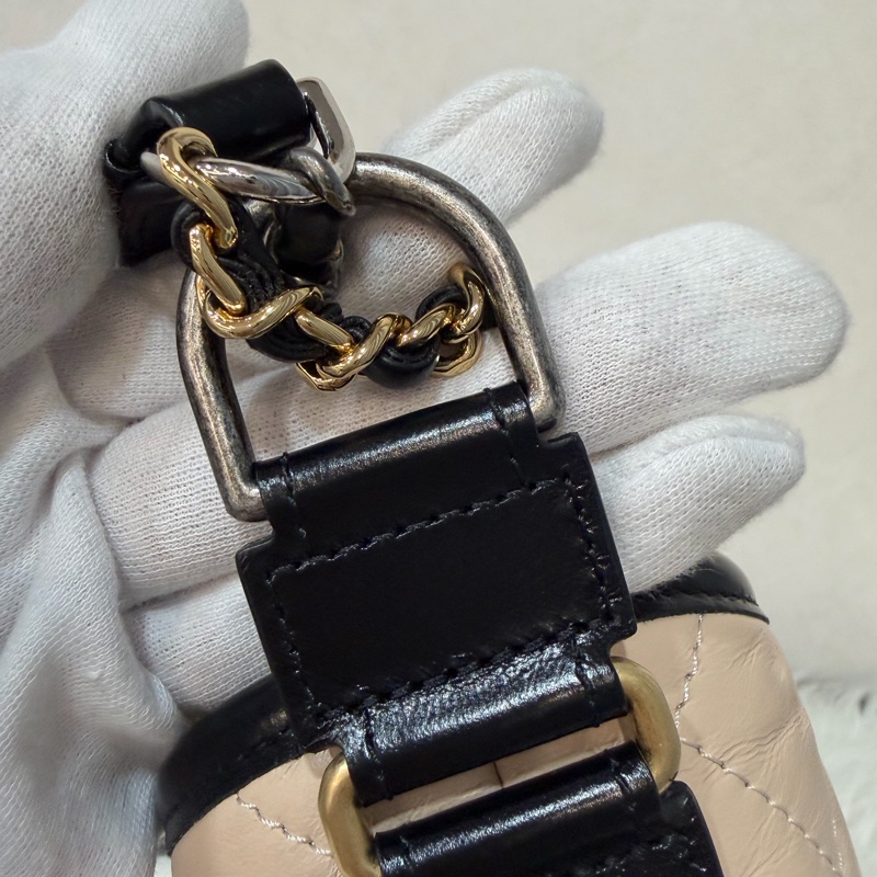 CHANEL A91810 AS0865 gabrielle HOBO 20公分 奶茶黑色撞色斜背包流浪包 小號-35