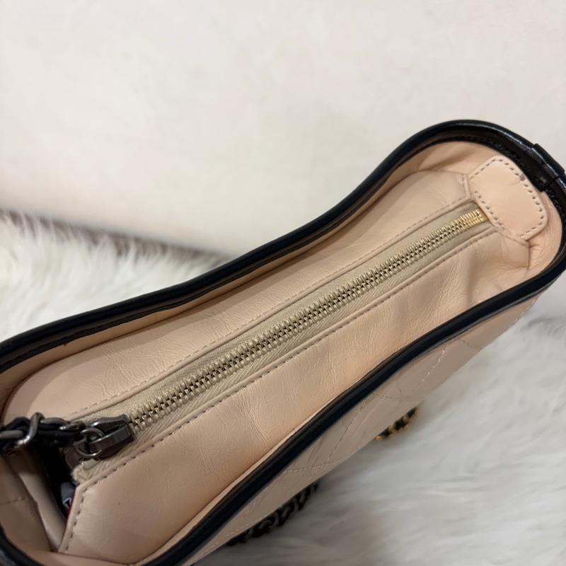 CHANEL A91810 AS0865 gabrielle HOBO 20公分 奶茶黑色撞色斜背包流浪包 小號-39