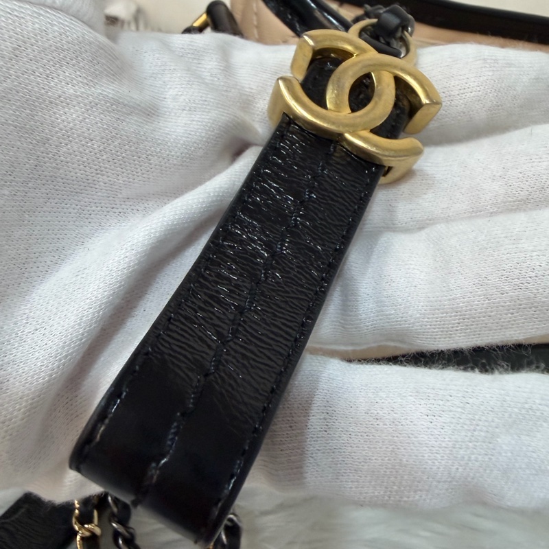 CHANEL A91810 AS0865 gabrielle HOBO 20公分 奶茶黑色撞色斜背包流浪包 小號-42
