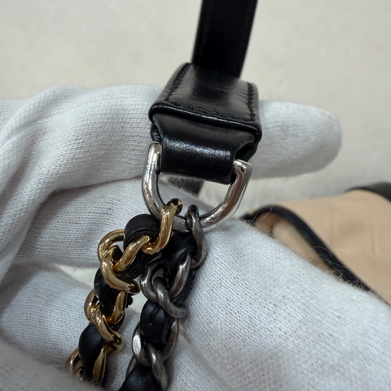CHANEL A91810 AS0865 gabrielle HOBO 20公分 奶茶黑色撞色斜背包流浪包 小號-62