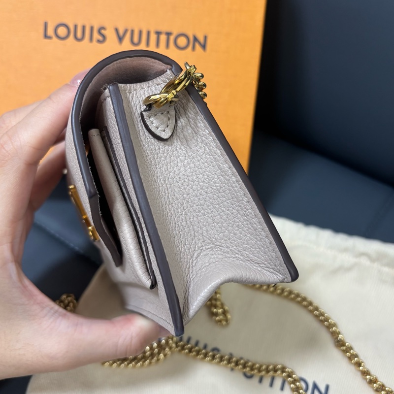 LV 奶茶色信封鏈條包-1
