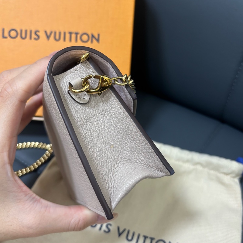 LV 奶茶色信封鏈條包-3