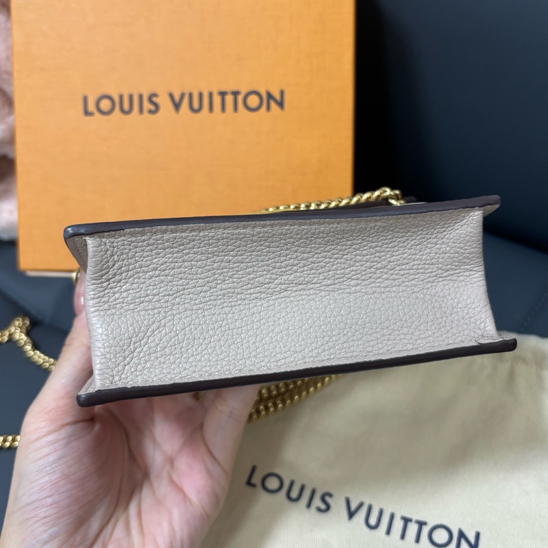 LV 奶茶色信封鏈條包-4