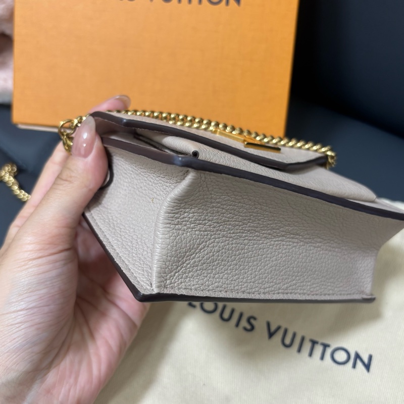 LV 奶茶色信封鏈條包-5