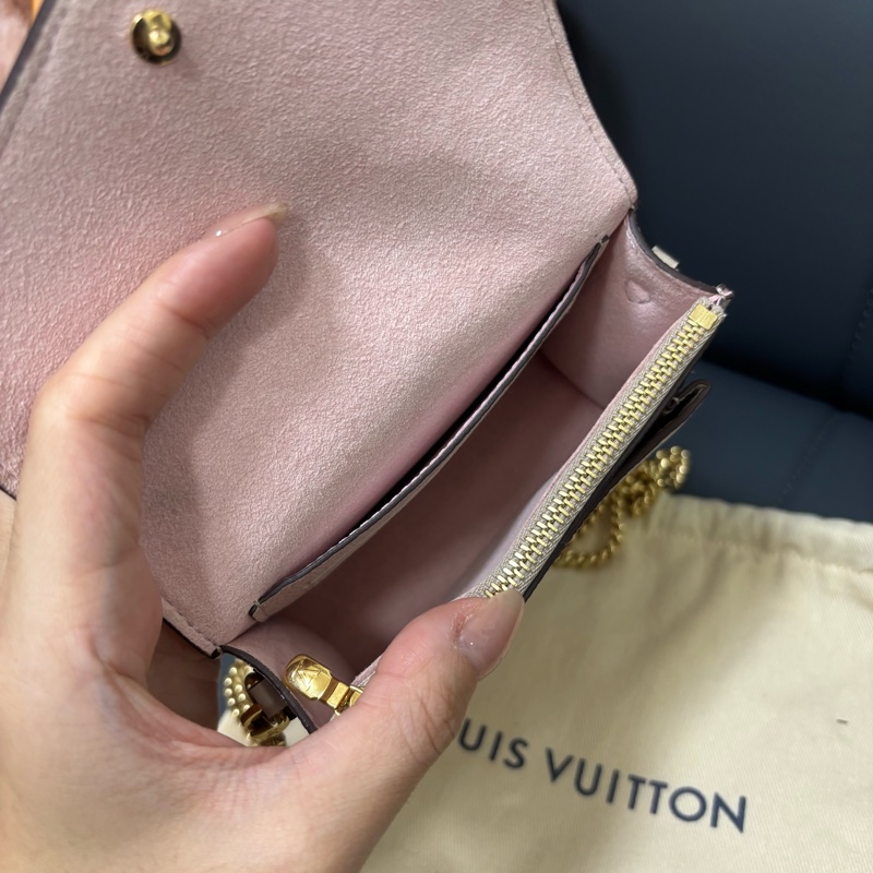 LV 奶茶色信封鏈條包-8