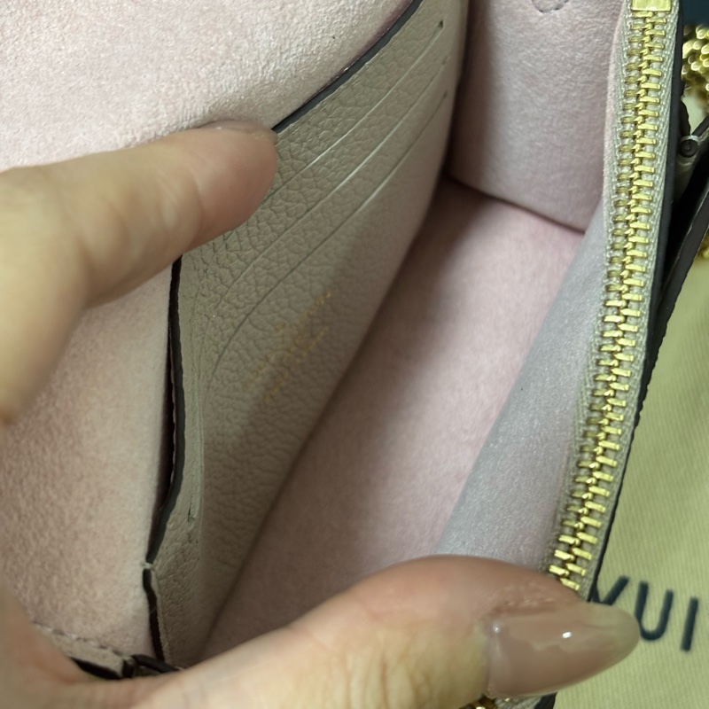 LV 奶茶色信封鏈條包-9