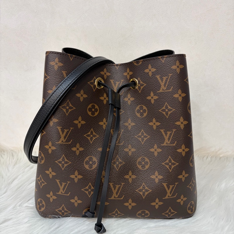 LV M44020 Neo NOE 字紋 老花 黑色 斜背包 肩背包 水桶包 束口包-0