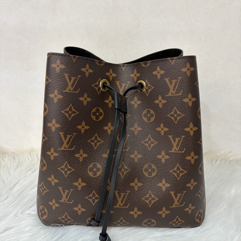 LV M44020 Neo NOE 字紋 老花 黑色 斜背包 肩背包 水桶包 束口包-1