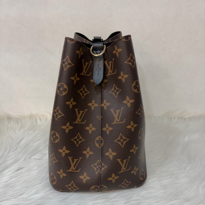 LV M44020 Neo NOE 字紋 老花 黑色 斜背包 肩背包 水桶包 束口包-4