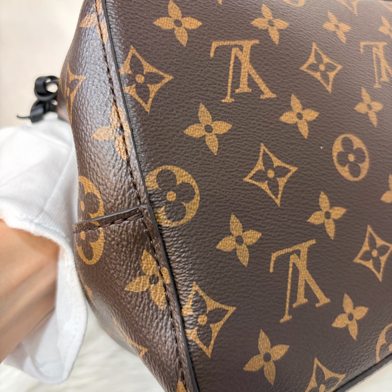 LV M44020 Neo NOE 字紋 老花 黑色 斜背包 肩背包 水桶包 束口包-7