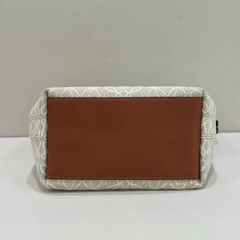 loewe cubi白色飯盒包 99新20*16*11配件塵袋-4