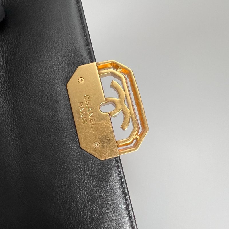 CHANEL 季節款水鑽包羊皮黑 23C晶片款-7