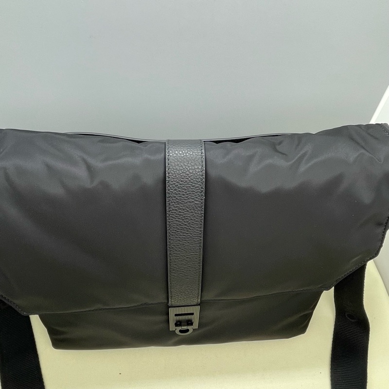 99新FERRAGAMO/ 菲拉格慕 男士斜挎包  尺寸：29✖️26✖️13cm 无附件-2