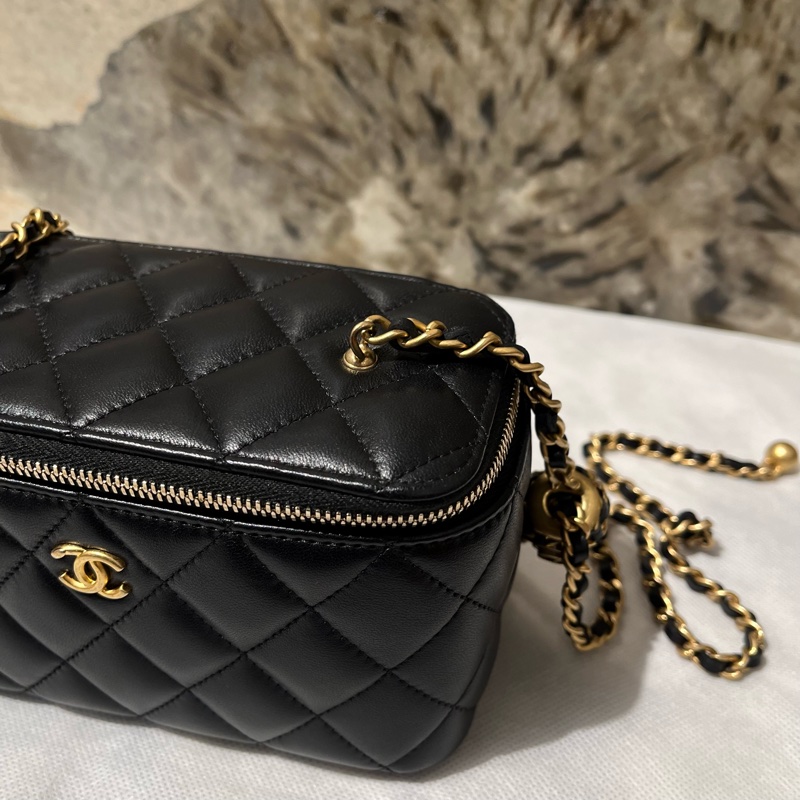 Chanel黑羊金球司化妝箱-1