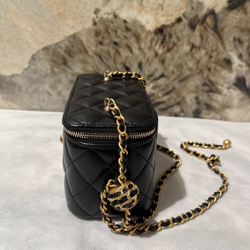 Chanel黑羊金球司化妝箱-2