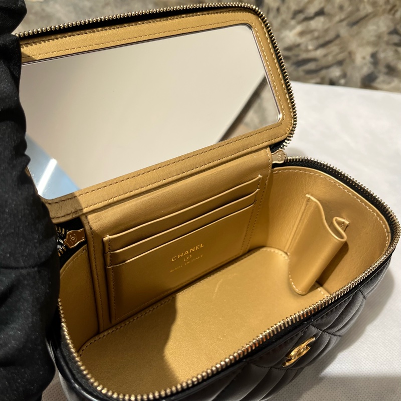 Chanel黑羊金球司化妝箱-9