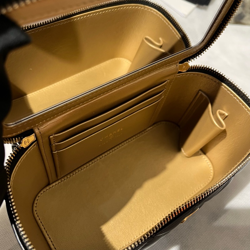 Chanel黑羊金球司化妝箱-10