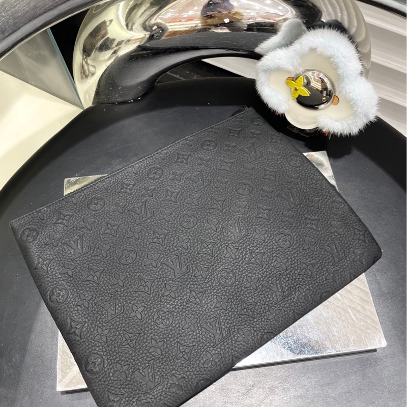 LV 春夏秀款A4 Pouch-2