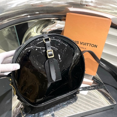 LV 黑色金扣 漆皮大圆饼