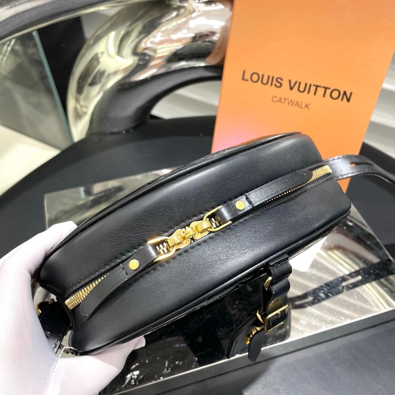 LV 黑色金扣 漆皮大圆饼-1