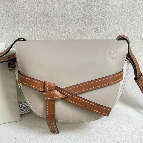 Loewe gate 拼色馬鞍包 小號 採用柔軟牛皮 淡灰色+焦糖拼色 搭配標誌性蝴蝶結 22*19