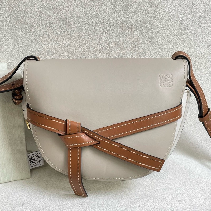 Loewe gate 拼色馬鞍包 小號 採用柔軟牛皮 淡灰色+焦糖拼色 搭配標誌性蝴蝶結 22*19-0