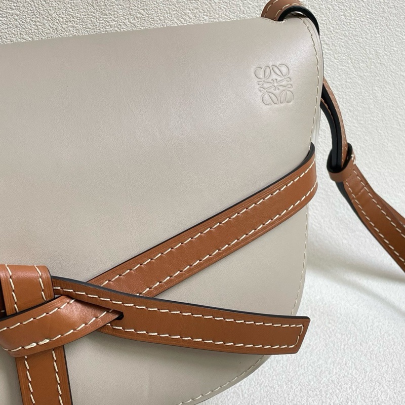 Loewe gate 拼色馬鞍包 小號 採用柔軟牛皮 淡灰色+焦糖拼色 搭配標誌性蝴蝶結 22*19-1