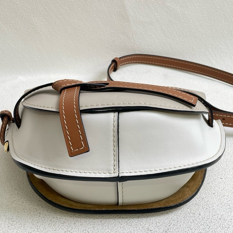 Loewe gate 拼色馬鞍包 小號 採用柔軟牛皮 淡灰色+焦糖拼色 搭配標誌性蝴蝶結 22*19-3