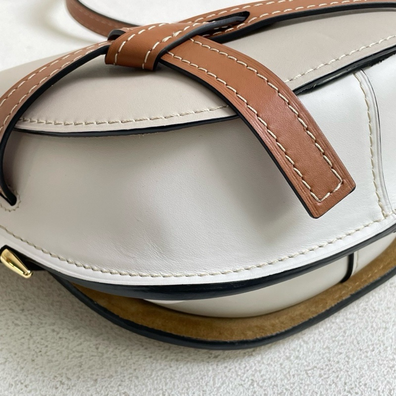 Loewe gate 拼色馬鞍包 小號 採用柔軟牛皮 淡灰色+焦糖拼色 搭配標誌性蝴蝶結 22*19-4