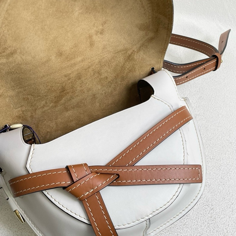 Loewe gate 拼色馬鞍包 小號 採用柔軟牛皮 淡灰色+焦糖拼色 搭配標誌性蝴蝶結 22*19-6