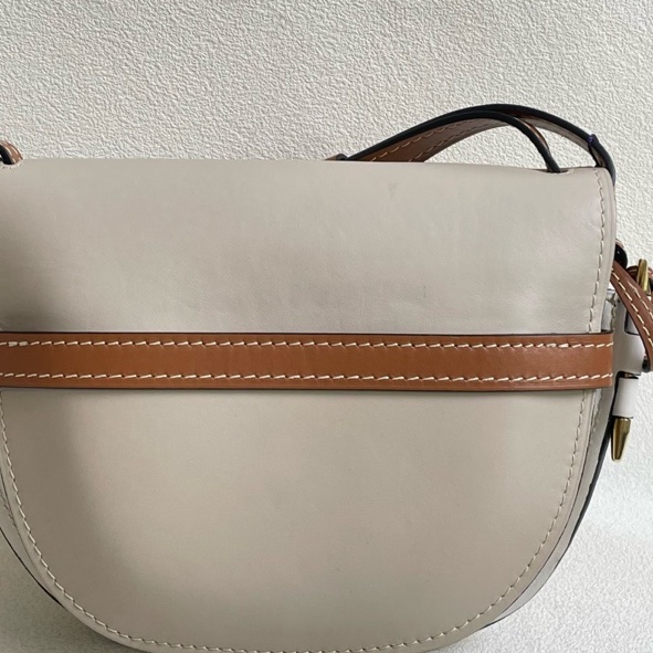 Loewe gate 拼色馬鞍包 小號 採用柔軟牛皮 淡灰色+焦糖拼色 搭配標誌性蝴蝶結 22*19-8