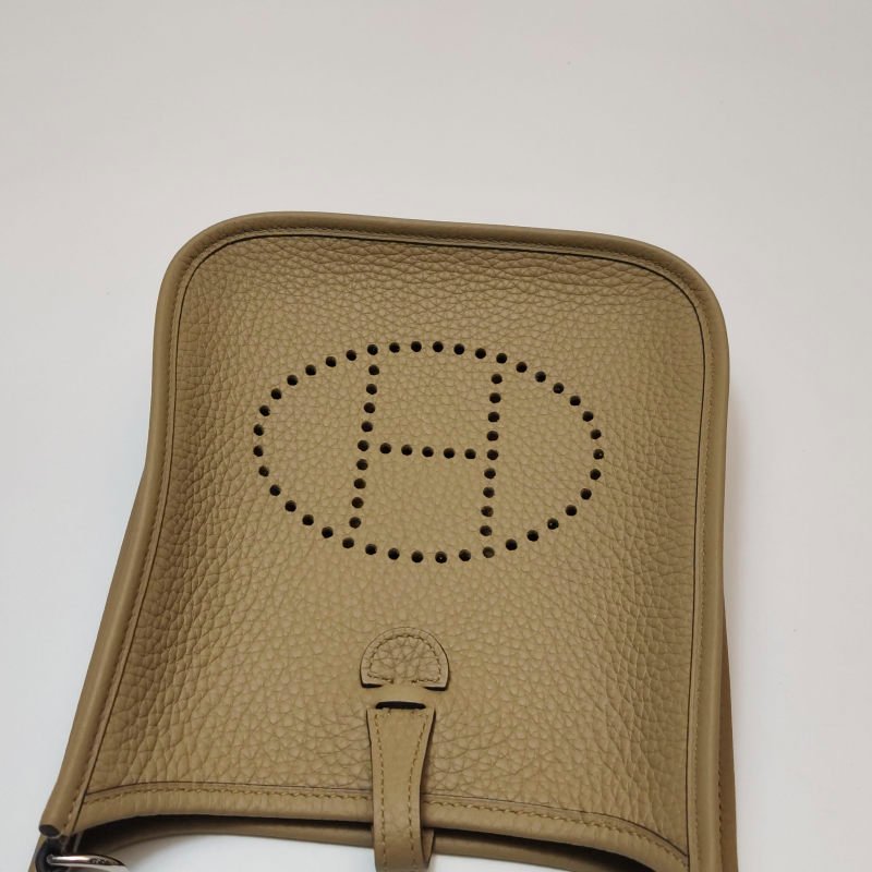 Hermes Evelyne 16鏤空斜背包單肩包Clemence(TC)牛皮銀扣1C塵土色K刻-11