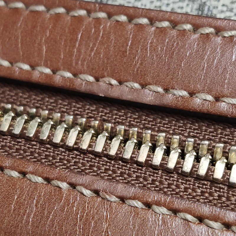 Gucci牛皮雙C老花拉鍊手提包-13