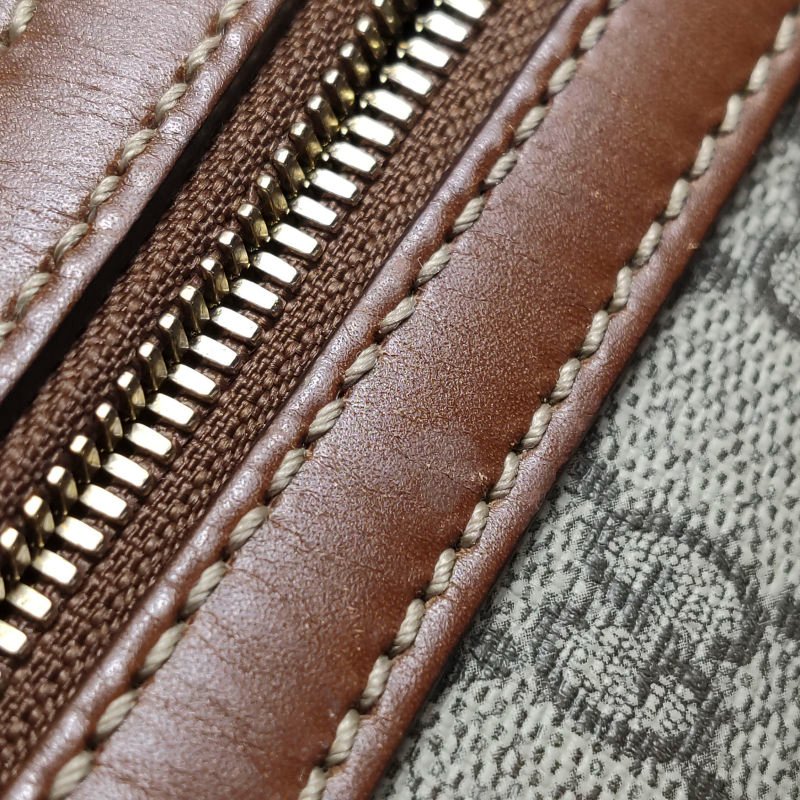 Gucci牛皮雙C老花拉鍊手提包-19