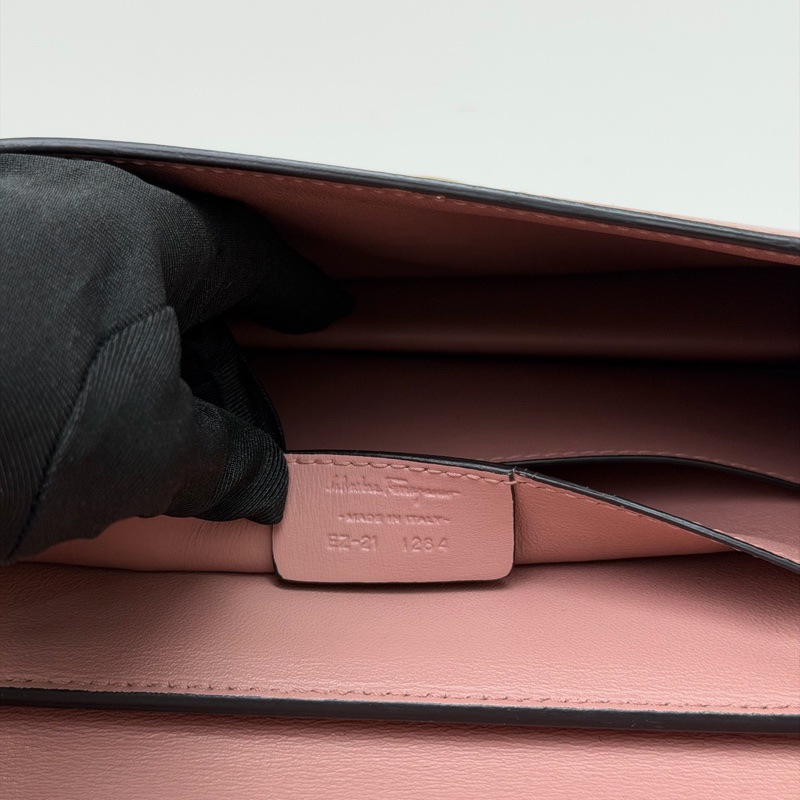 98新Ferragamo菲拉格慕 Vara蝴蝶結包 深粉色牛皮+金屬鏈條 蝴蝶結+琥珀色寶石扣-8