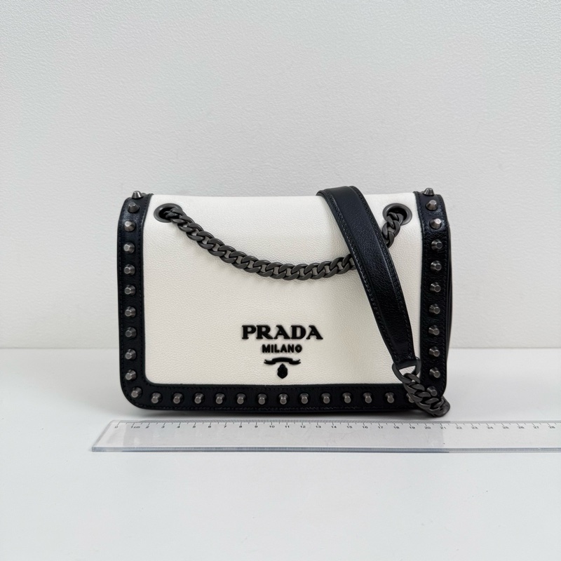 Prada/普拉達 鉚釘牛皮黑白鏈條斜挎包-1